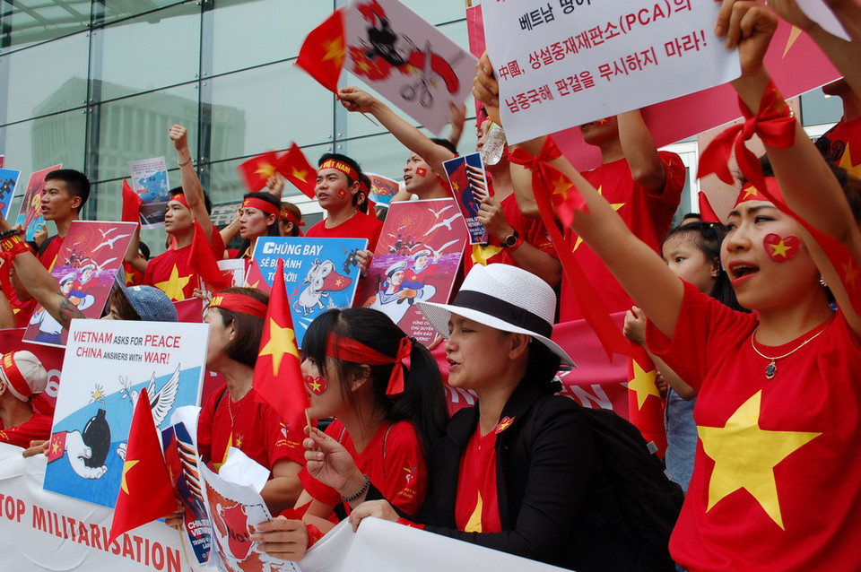 Đoàn người biểu tình hô vang các khẩu hiệu phản đối các hành vi bất hợp pháp của Trung Quốc và khẳng định chủ quyền của Việt Nam với hai quần đảo Hoàng Sa và Trường Sa. (Ảnh: Vũ Toàn-Phạm Duy/Vietnam+)