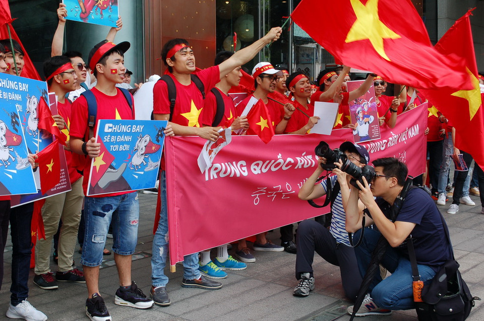 Phóng viên các hãng truyền thông lớn của Hàn Quốc và quốc tế tham gia đưa tin về cuộc biểu tình. (Ảnh: Vũ Toàn-Phạm Duy/Vietnam+)