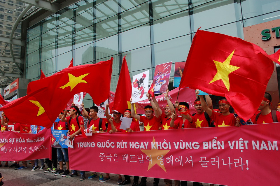 Đoàn người biểu tình nhuộm đỏ Quảng trường trung tâm Bưu điện Seoul, ngay trước Đại sứ quán Trung Quốc tại Hàn Quốc. (Ảnh: Vũ Toàn-Phạm Duy/Vietnam+)