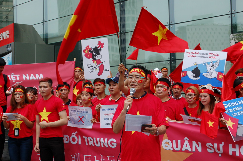 Ông Lý Thừa Vĩnh thay mặt đoàn biểu tình đọc bản Tuyên bố của cộng đồng người Việt Nam tại Hàn Quốc. (Ảnh: Vũ Toàn-Phạm Duy/Vietnam+)