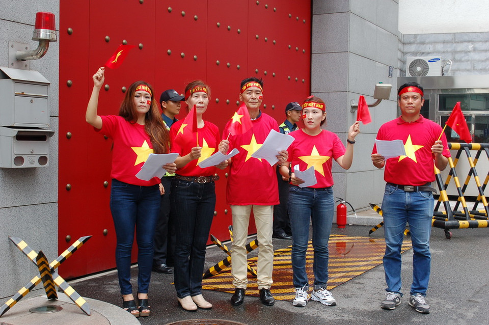 Nhiều gia đình đa văn hoá Việt - Hàn đã đến tham gia cuộc biểu tình. (Ảnh: Vũ Toàn-Phạm Duy/Vietnam+)