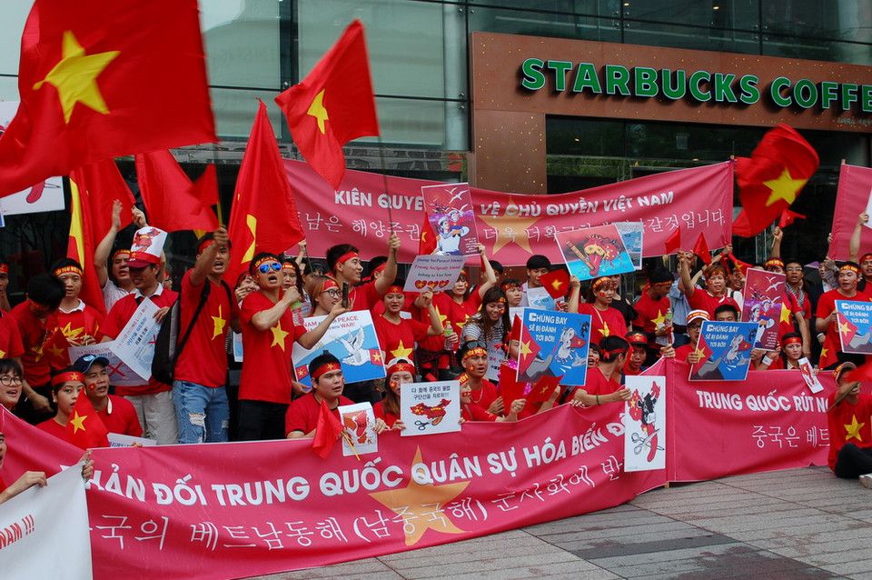 Đoàn người biểu tình hô vang các khẩu hiệu phản đối các hành vi bất hợp pháp của Trung Quốc và khẳng định chủ quyền của Việt Nam với hai quần đảo Hoàng Sa và Trường Sa. (Ảnh: Vũ Toàn-Phạm Duy/Vietnam+)