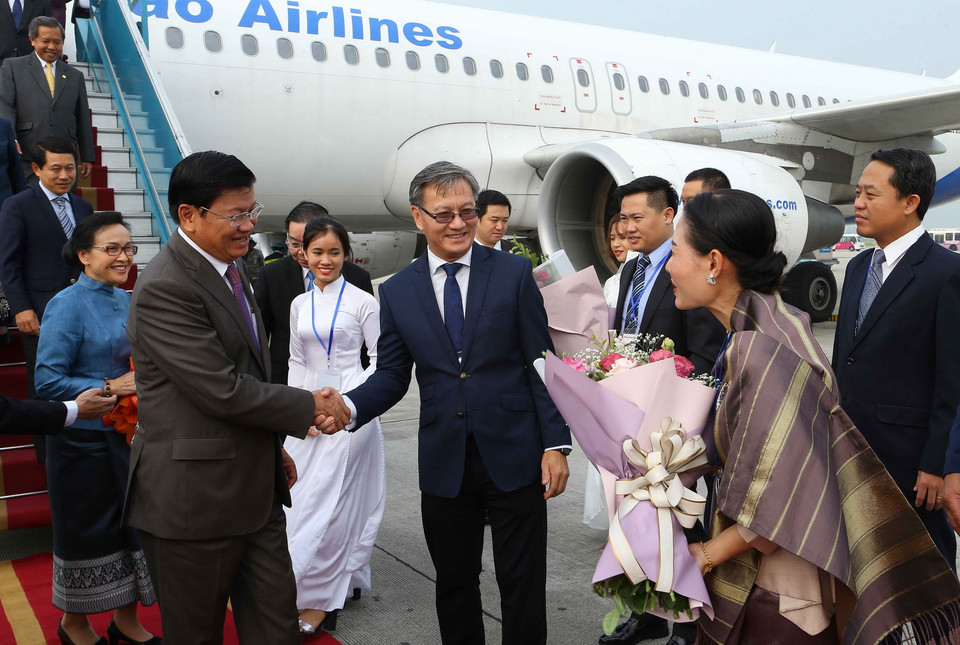 Đại sứ Thongsavanh Phomvihane cùng các cán bộ, nhân viên Đại sứ quán Lào tại Việt Nam đón Thủ tướng Lào Thongloun Sisoulith tại sân bay quốc tế Nội Bài (Hà Nội). (Ảnh: Doãn Tấn/TTXVN)