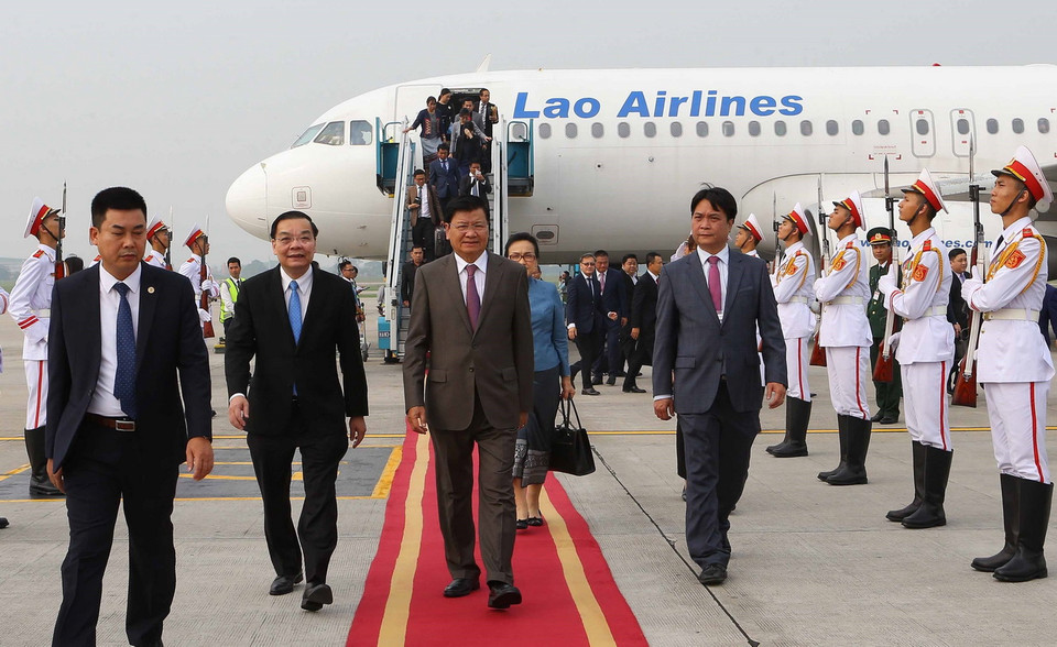 Bộ trưởng Bộ Khoa học và Công nghệ Chu Ngọc Anh (bên trái) đón Thủ tướng Lào Thongloun Sisoulith (giữa) tại sân bay quốc tế Nội Bài (Hà Nội). (Ảnh: Doãn Tấn/TTXVN)