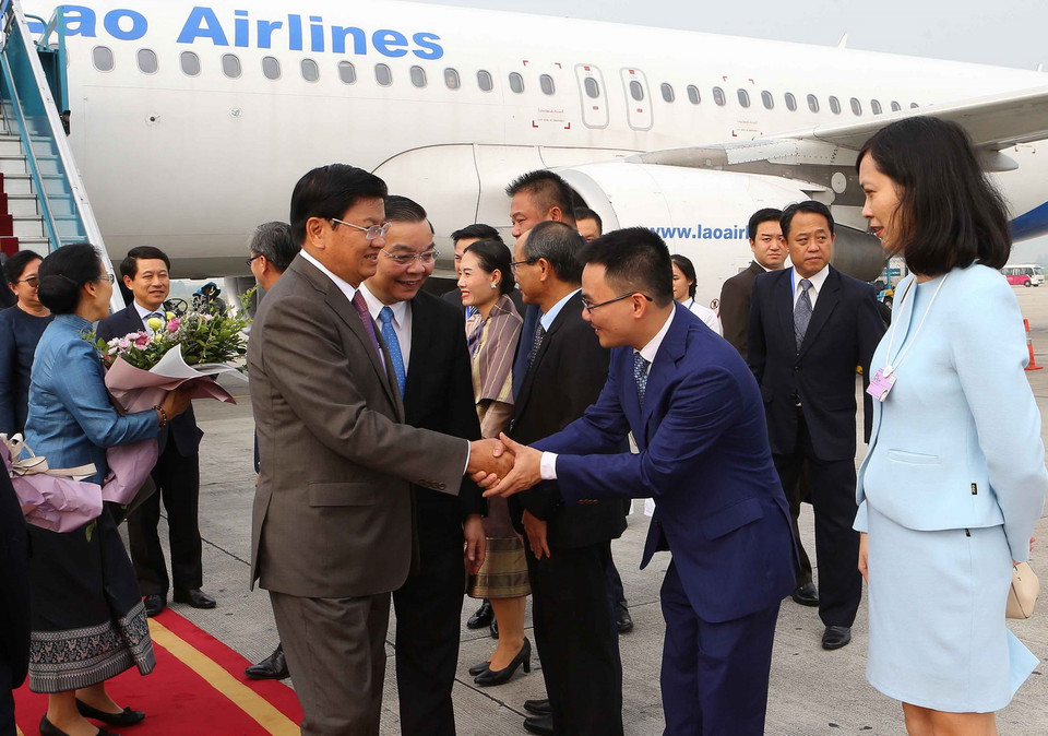 Lễ đón Thủ tướng Lào Thongloun Sisoulith tại sân bay quốc tế Nội Bài (Hà Nội). (Ảnh: Doãn Tấn/TTXVN)