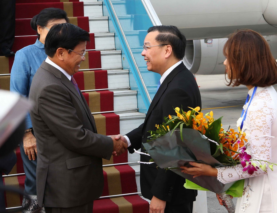 Bộ trưởng Bộ Khoa học và Công nghệ Chu Ngọc Anh (bên phải) đón Thủ tướng Lào Thongloun Sisoulith tại sân bay quốc tế Nội Bài (Hà Nội). (Ảnh: Doãn Tấn/TTXVN)