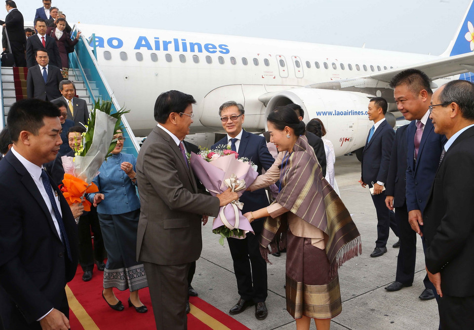 Cán bộ, nhân viên Đại sứ quán Lào tại Việt Nam đón Thủ tướng Lào Thongloun Sisoulith tại sân bay quốc tế Nội Bài (Hà Nội). (Ảnh: Doãn Tấn/TTXVN)