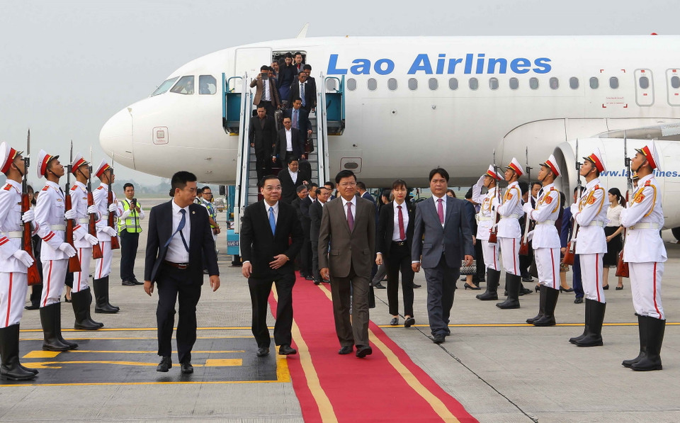 Bộ trưởng Bộ Khoa học và Công nghệ Chu Ngọc Anh (bên trái) đón Thủ tướng Lào Thongloun Sisoulith (giữa) tại sân bay quốc tế Nội Bài (Hà Nội). (Ảnh: Doãn Tấn/TTXVN)