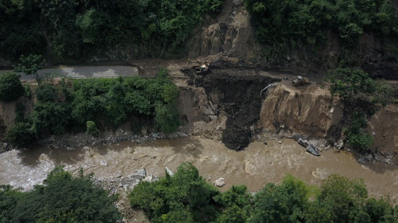 Các tuyến đường liên xã về các bản vẫn trong tình trạng bị sạt lở nghiêm trọng, chia cắt khiến công tác cứu trợ cho người dân gặp rất nhiều khó khăn. (Ảnh: Đạt Quyết/TTXVN)