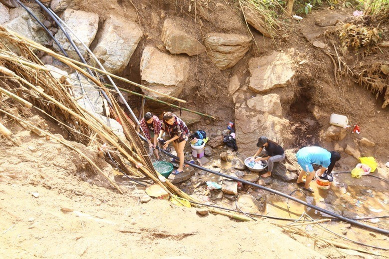  Thiếu nước, người dân phải sử dụng nước sinh hoạt lấy từ các con suối. (Ảnh: Đạt Quyết/TTXVN)