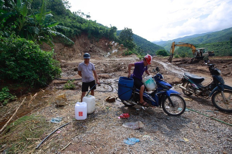 Thiếu nước, người dân phải lấy nước sinh hoạt từ các con suối. (Ảnh: Đạt Quyết/TTXVN)