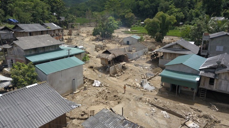 Bản Qua, xã Quang Chiểu tan hoang với gần 30 ngôi nhà bị sập và hư hỏng nặng vì bùn đất. (Ảnh: Đạt Quyết/TTXVN)