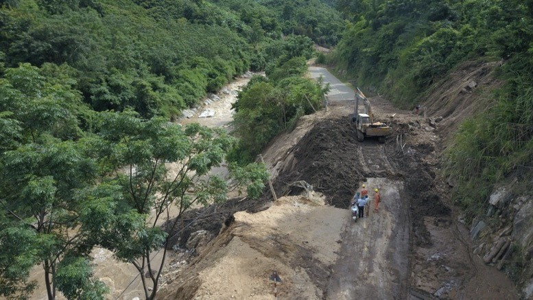 Các cấp chính quyền tỉnh Thanh Hóa đang tập trung xử lý các điểm sạt lở để sớm thông đường, giúp người dân khắc phục hậu quả. (Ảnh: Đạt Quyết/TTXVN)