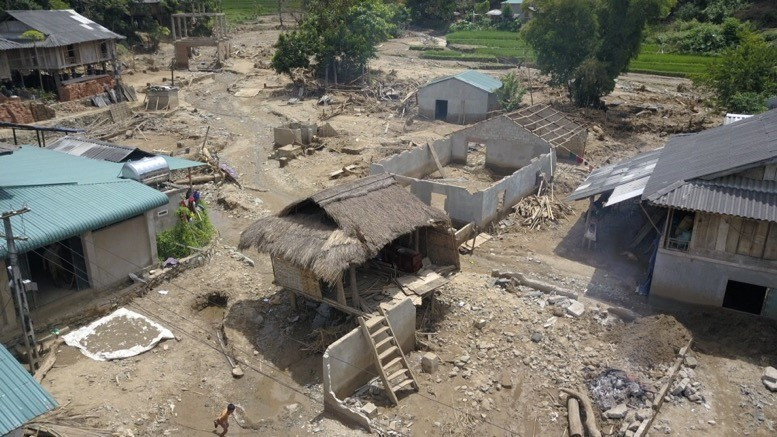 Bản Qua, xã Quang Chiểu tan hoang với gần 30 ngôi nhà bị sập và hư hỏng nặng vì bùn đất. (Ảnh: Đạt Quyết/TTXVN)