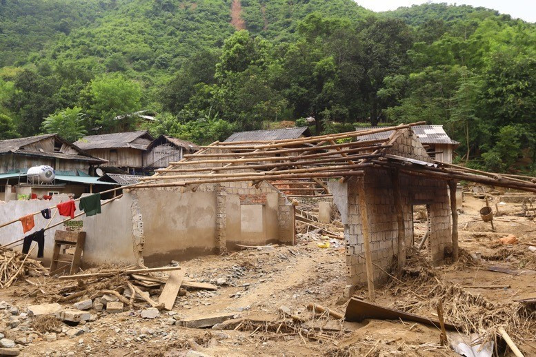 Bản Qua, xã Quang Chiểu, huyện Mường Lát tan hoang với gần 30 ngôi nhà bị sập và hư hỏng nặng vì bùn đất. (Ảnh: Đạt Quyết/TTXVN)