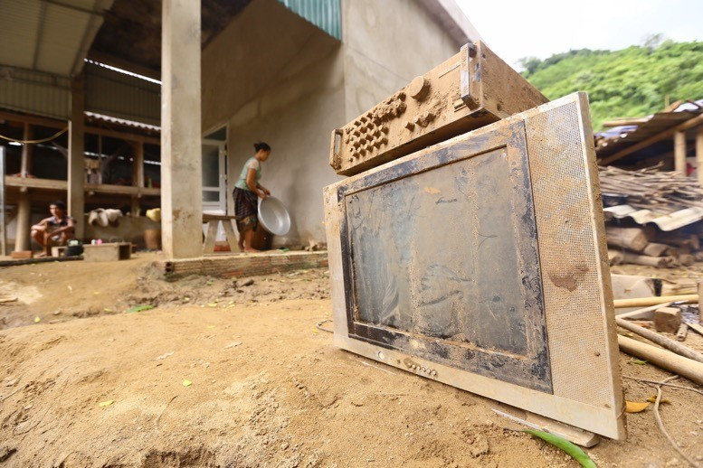 Đồ gia dụng bị hư hỏng bởi bùn đất sau khi cơn lũ dữ đi qua bản Qua, xã Quang Chiểu. Nơi đây tan hoang với gần 30 ngôi nhà bị sập và hư hỏng nặng vì bùn đất. (Ảnh: Đạt Quyết/TTXVN)