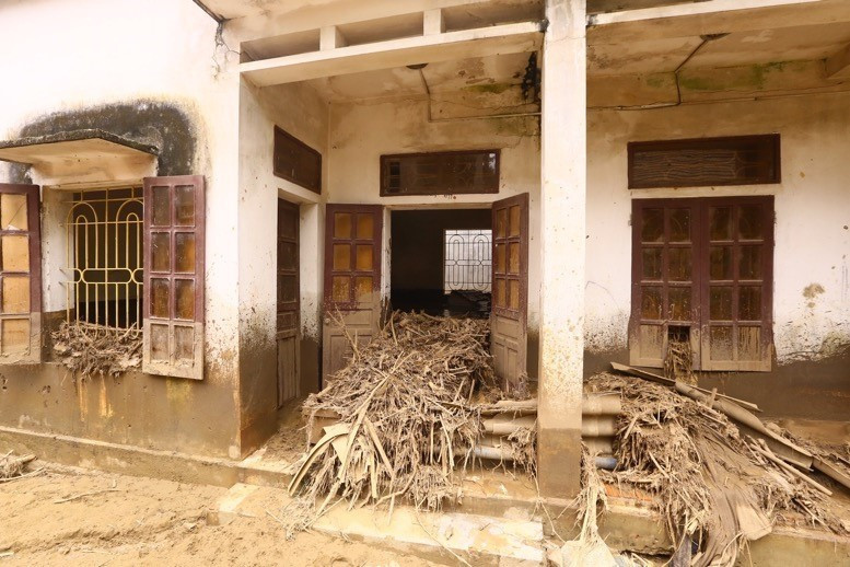 Nhà Văn hóa bản Qua, xã Quang Chiểu tan hoang, đầy bùn đất. (Ảnh: Đạt Quyết/TTXVN)