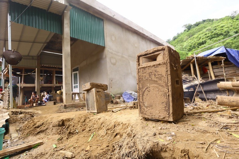 Bản Qua, xã Quang Chiểu, huyện Mường Lát tan hoang với gần 30 ngôi nhà bị sập và hư hỏng nặng vì bùn đất. (Ảnh: Đạt Quyết/TTXVN)