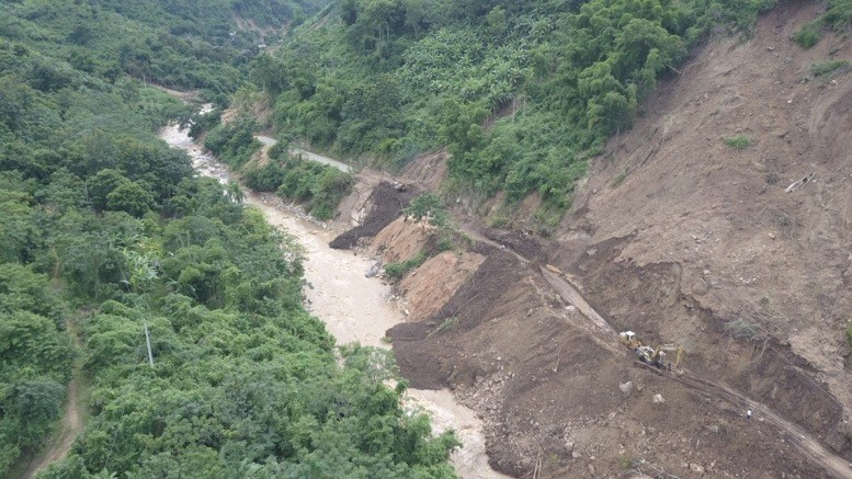 Các cấp chính quyền tỉnh Thanh Hóa đang tập trung xử lý các điểm sạt lở để sớm thông đường, giúp người dân khắc phục hậu quả. (Ảnh: Đạt Quyết/TTXVN)