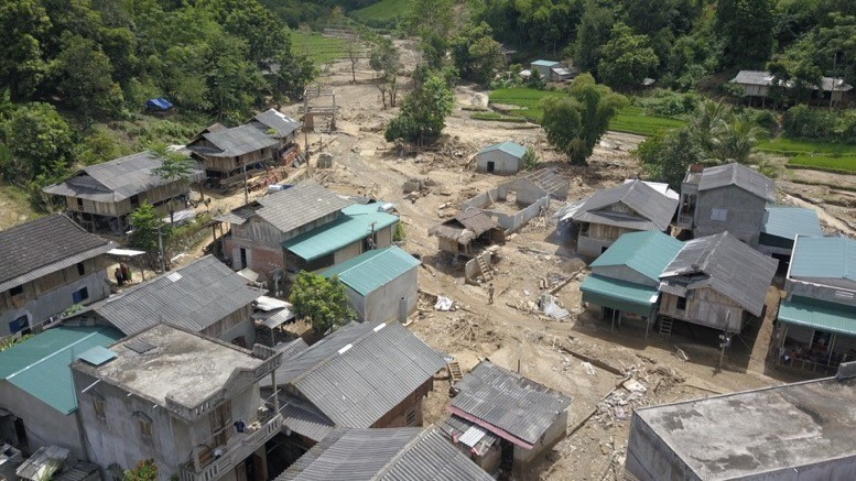 Bản Qua, xã Quang Chiểu tan hoang với gần 30 ngôi nhà bị sập và hư hỏng nặng vì bùn đất. (Ảnh: Đạt Quyết/TTXVN)