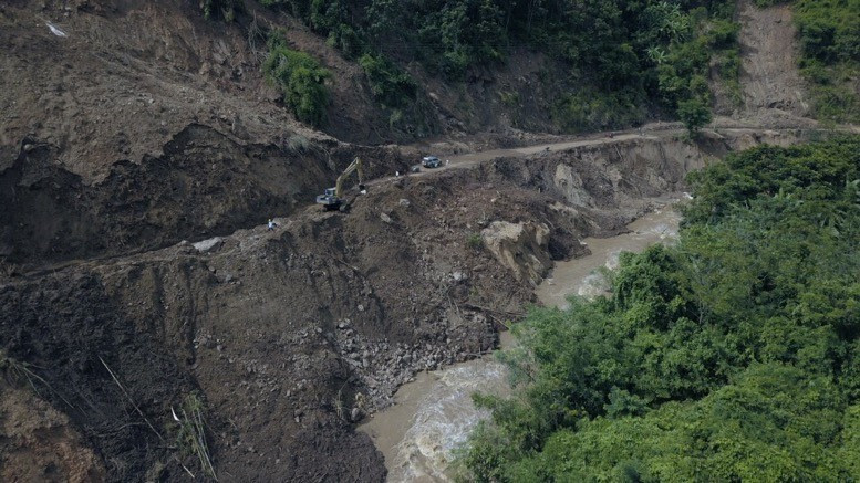 Công tác khắc phục các vị trí sạt lở trên tuyến Quốc lộ 15C vẫn đang tiếp tục dù địa hình phức tạp, nguy hiểm. Đây là tuyến đường quan trọng nối Mường Lát với các huyện miền xuôi. (Ảnh: Đạt Quyết/TTXVN)