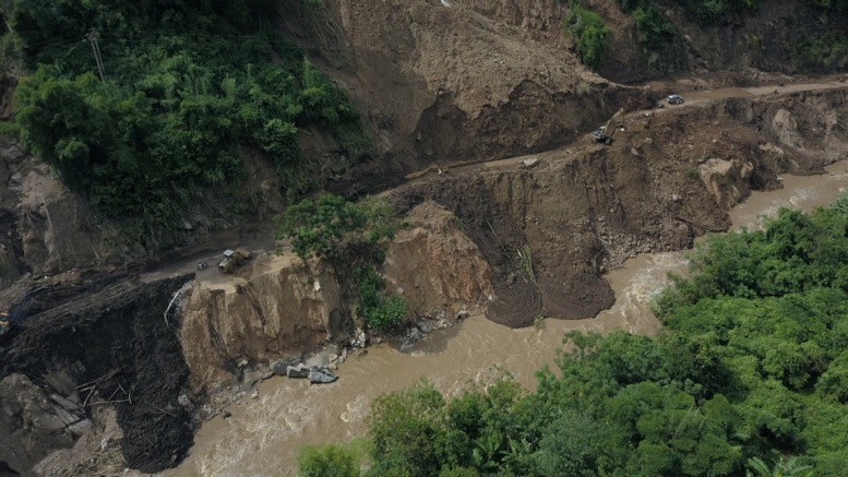 Đến chiều 7/9, sau trận lũ lịch sử tại các tỉnh miền núi, rất nhiều điểm sạt lở nghiêm trọng trên tuyến Quốc lộ 15C đi Mường Lát (Thanh Hóa) vẫn chưa được khắc phục khiến giao thông bị ách tắc và cô lập hoàn toàn huyện Mường Lát với các huyện miền xuôi. (Ảnh: Đạt Quyết/TTXVN)