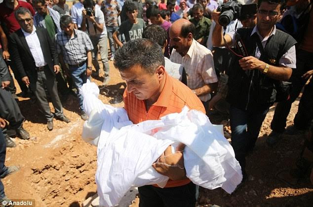 Bé Aylan cùng anh trai Galip và mẹ Rehan đã được chôn cất tại một nghĩa trang ở Kobane.