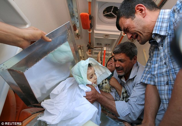 Anh Abdullah nói lời vĩnh biệt vợ con trước khi đóng nắp quan tài.