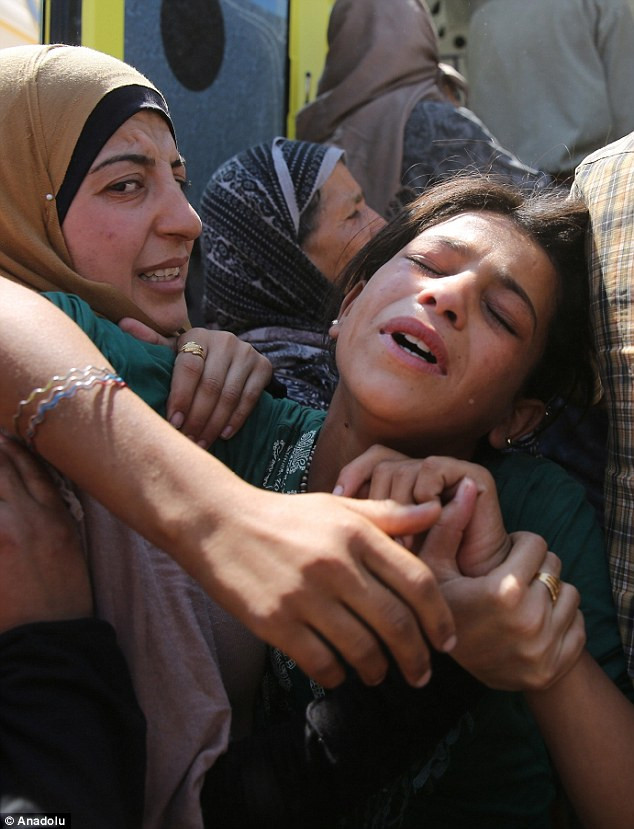 Họ hàng của gia đình Kurdi cầu nguyện trong lễ tang.