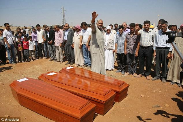 Nhiều người đã đến và tiển đưa ba mẹ con bé Aylan.