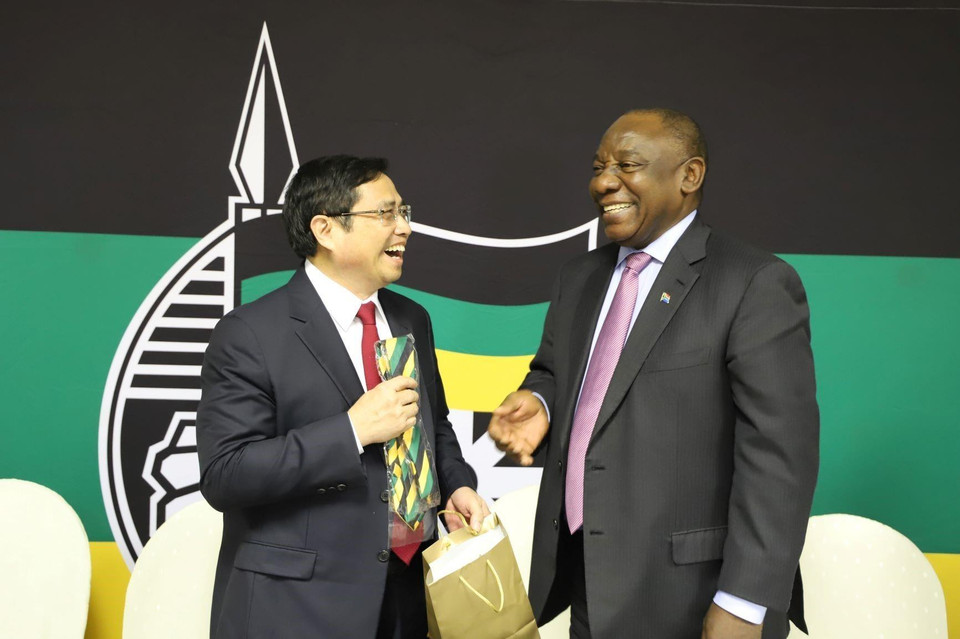 Chủ tịch Đảng Đại hội Dân tộc Phi (ANC) Cyril Ramaphosa trao đổi quà lưu niệm với Trưởng ban Tổ chức Trung ương Phạm Minh Chính. (Ảnh: Phi Hùng/TTXVN)