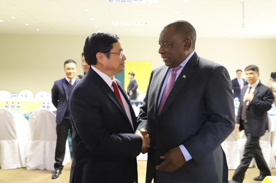 Chủ tịch Đảng Đại hội Dân tộc Phi (ANC) Cyril Ramaphosa chào từ biệt Trưởng ban Tổ chức Trung ương Phạm Minh Chính. (Ảnh: Phi Hùng/TTXVN)