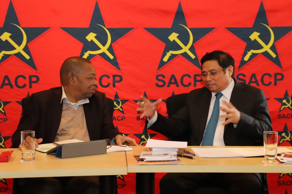 Trưởng ban Tổ chức Trung ương Phạm Minh Chính (bên phải) và Tổng Bí thư Đảng Cộng sản Nam Phi Blade Nzimande tại buổi hội đàm. (Ảnh: Phi Hùng/TTXVN)