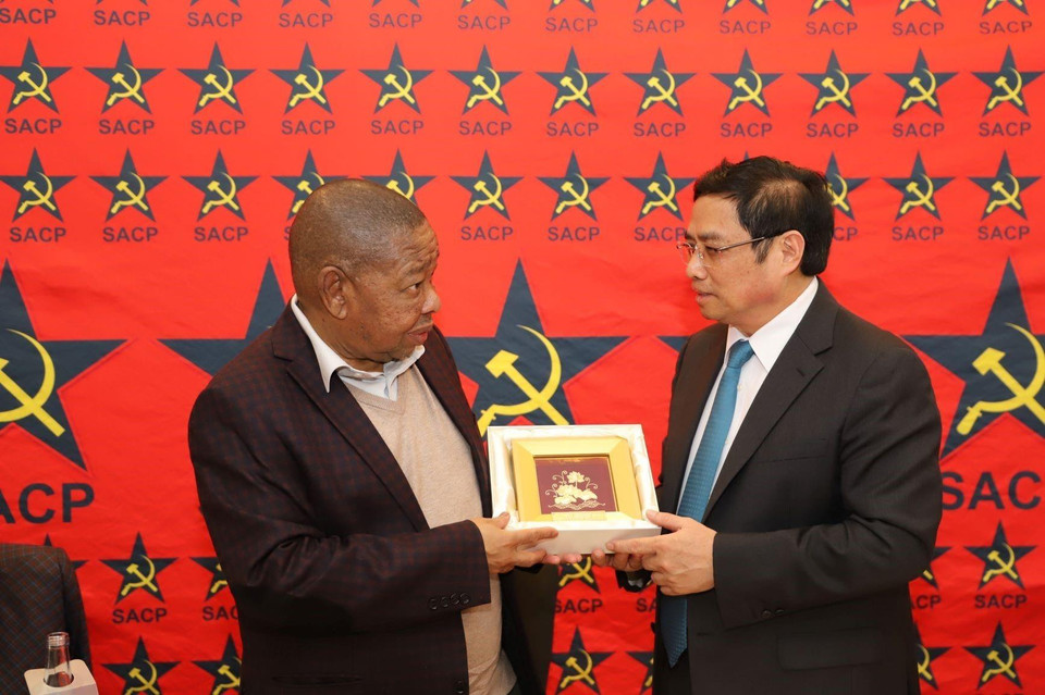 Trưởng ban Tổ chức Trung ương Phạm Minh Chính tặng quà lưu niệm cho Tổng Bí thư Đảng Cộng sản Nam Phi Blade Nzimande. (Ảnh: Phi Hùng/TTXVN)