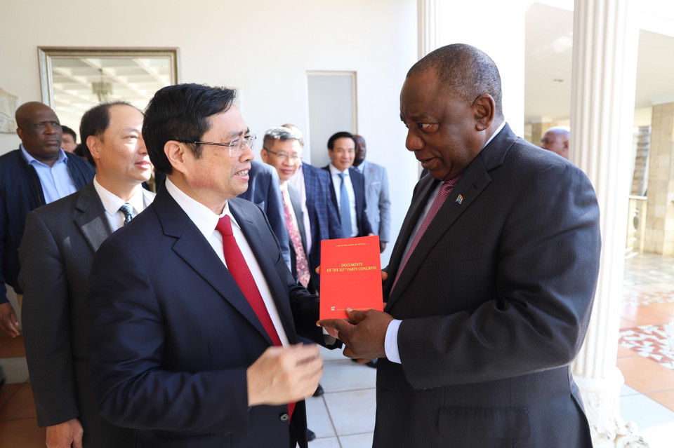 Trưởng ban Tổ chức Trung ương Phạm Minh Chính tặng tài liệu về Đảng Cộng sản Việt Nam cho Chủ tịch Đảng Đại hội Dân tộc Phi (ANC) Cyril Ramaphosa. (Ảnh: Phi Hùng/TTXVN)