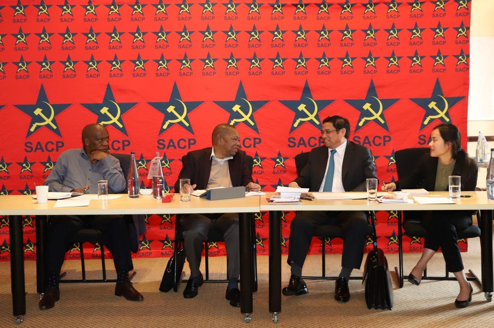 Trưởng ban Tổ chức Trung ương Phạm Minh Chính (thứ hai, từ phải sang) và Tổng Bí thư Đảng Cộng sản Nam Phi Blade Nzimande (thứ hai, từ trái sang) tại buổi hội đàm. (Ảnh: Phi Hùng/TTXVN)