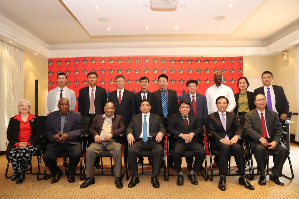 Đoàn cấp cao hai Đảng chụp ảnh lưu niệm. (Ảnh: Phi Hùng/TTXVN)