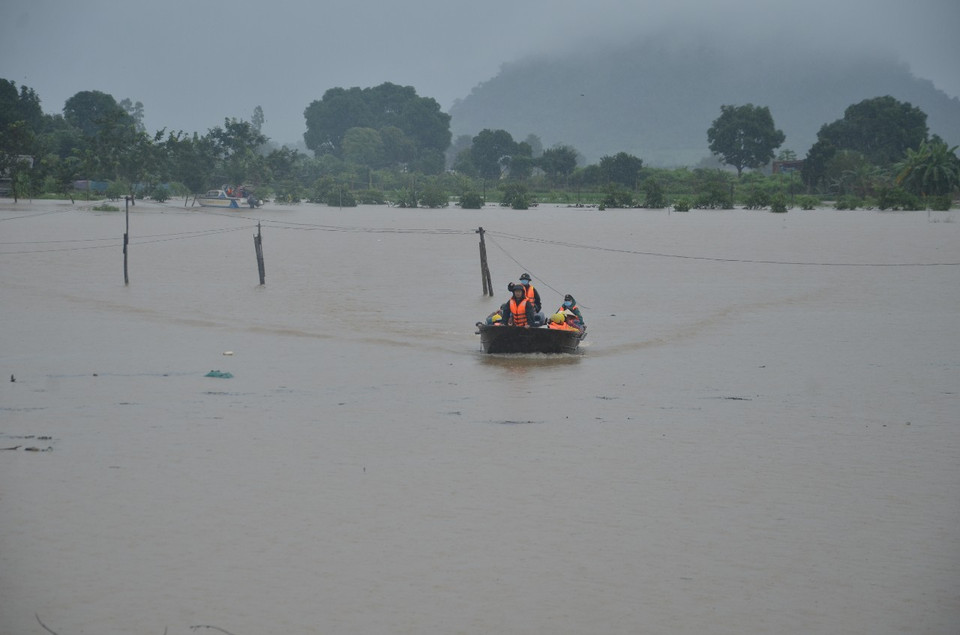 Các lực lượng chức năng tỉnh Gia Lai đã và đang nỗ lực đảm bảo an toàn tính mạng người dân, hạn chế thấp nhất thiệt hại về tài sản. (Ảnh: Quang Thái/TTXVN)