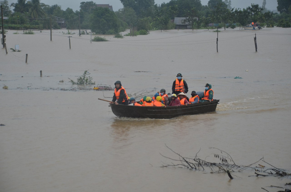 Lực lượng Cảnh sát Phòng cháy chữa cháy và cứu nạn cứu hộ - Công an tỉnh Gia Lai cứu hộ 14 hộ dân đến nơi an toàn. (Ảnh: Quang Thái/TTXVN)