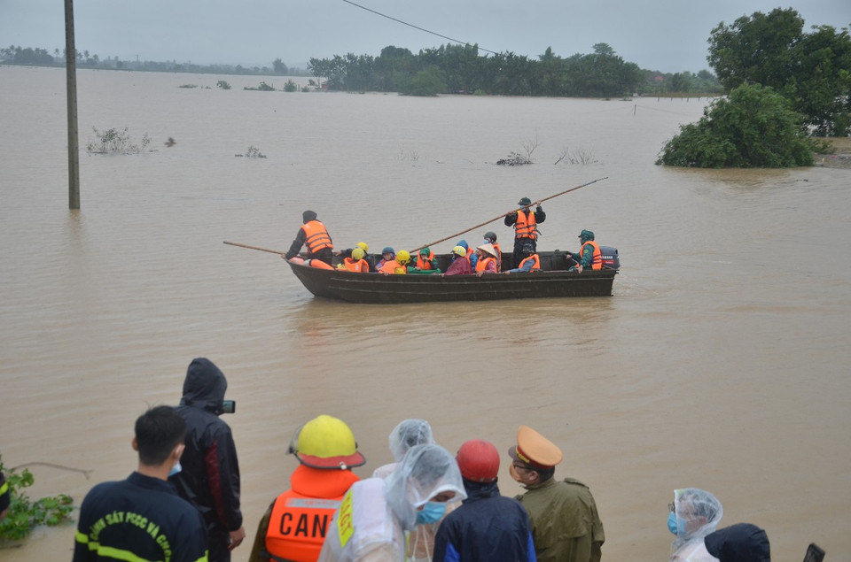 Ngay trong tối 29, rạng sáng 30/11, lực lượng chức năng tỉnh Gia Lai cùng các huyện phía Đông Nam tỉnh đã triển khai cứu hộ, kịp thời đưa người dân bị cô lập đến nơi an toàn. (Ảnh: Quang Thái/TTXVN)