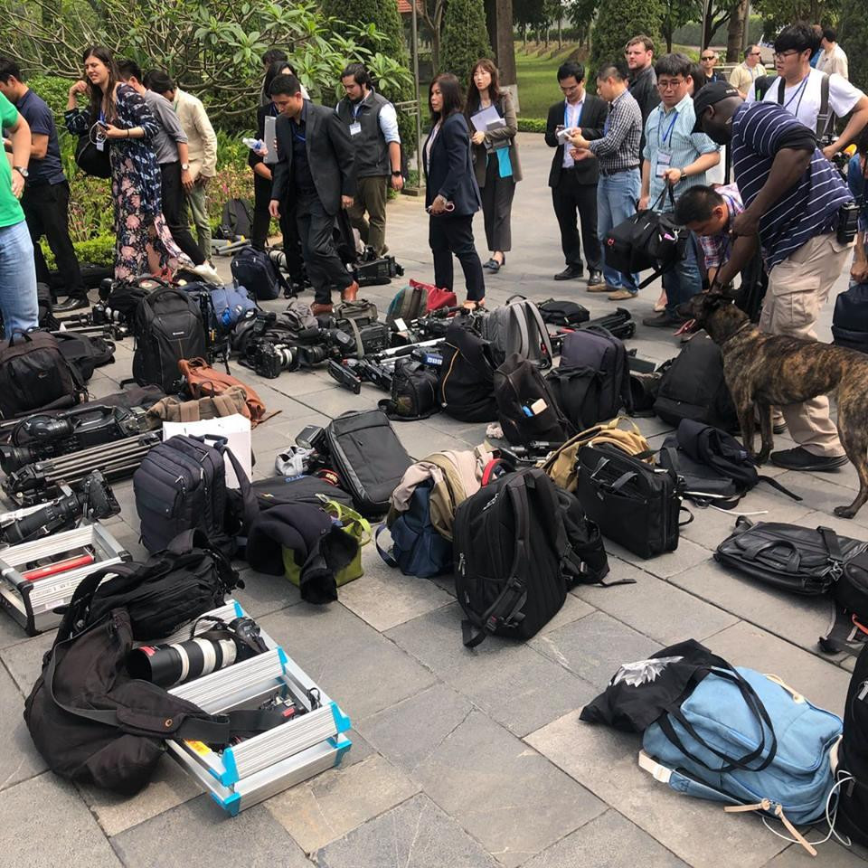 Trước đó, để vào khu vực họp báo, các phóng viên đã trải qua kiểm tra an ninh gắt gao. (Ảnh: CTV/Vietnam+)