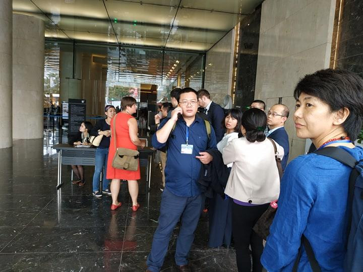 Xếp hàng vào phòng họp báo tại khách sạn Marriott. (Ảnh: PV/Vietnam+)