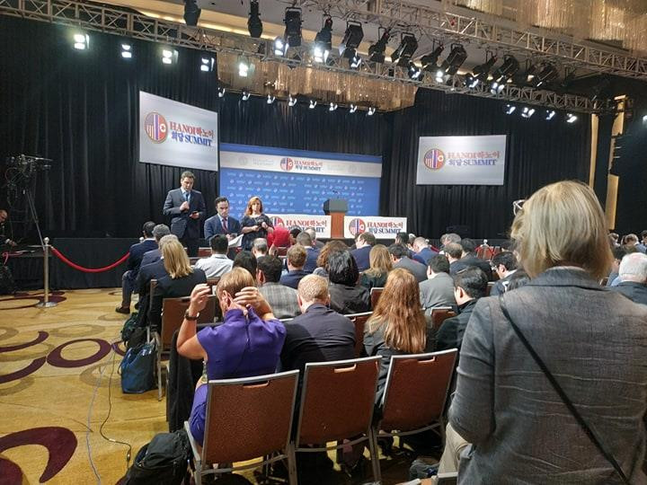 Các phóng viên rất chờ đợi cuộc họp báo, đặc biệt là khi Bộ phận báo chí của Nhà Trắng thông báo bữa ăn trưa kết hợp hội đàm của hai nguyên thủ bị hủy bỏ. (Ảnh: PV/Vietnam+)