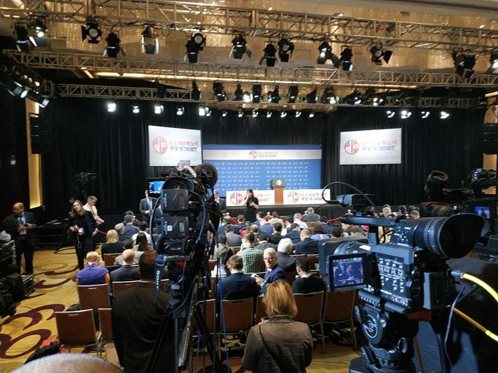 Các phóng viên trong và ngoài nước đã sẵn sàng chờ đợi thông tin từ Tổng thống Mỹ. (Ảnh: PV/Vietnam+)