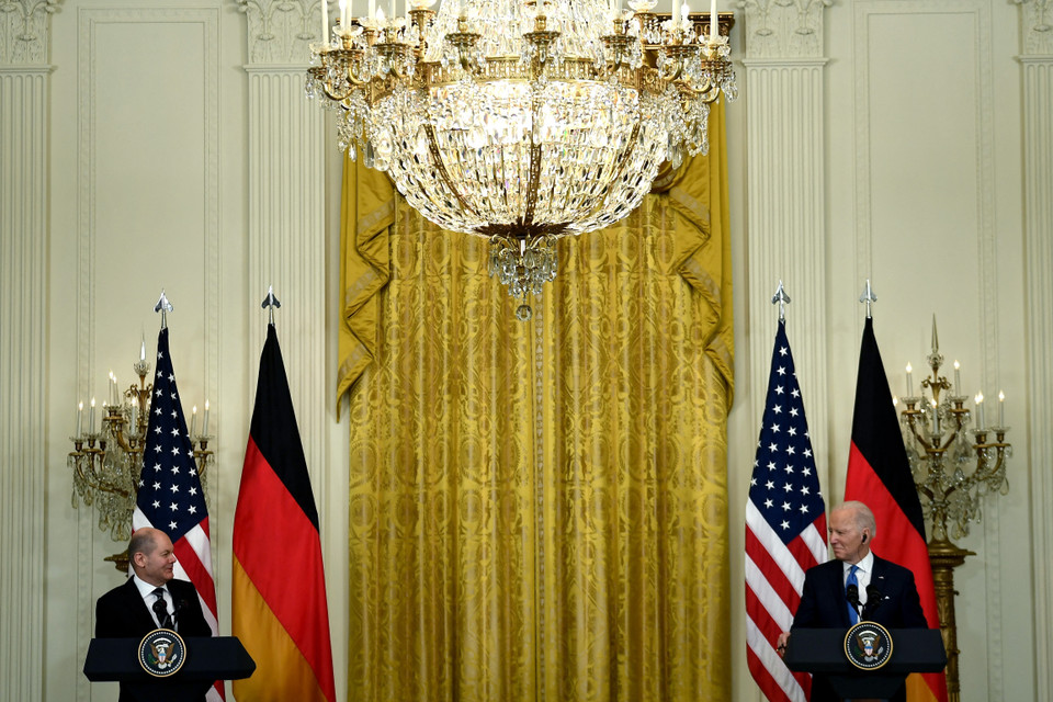 Ngày 7/2/2022, Tổng thống Mỹ Joe Biden đã có cuộc hội đàm với Thủ tướng Đức Olaf Scholz tại Nhà Trắng. Hai nhà lãnh đạo nhấn mạnh mối quan hệ đồng minh Mỹ-Đức trong bối cảnh căng thẳng gia tăng xung quanh vấn đề Ukraine. Trong ảnh: Tổng thống Mỹ Joe Biden (phải) và Thủ tướng Đức Olaf Scholz tại cuộc họp báo chung sau hội đàm ở Nhà Trắng, Washington, DC, Mỹ, ngày 7/2/2022. (Ảnh: AFP/TTXVN)