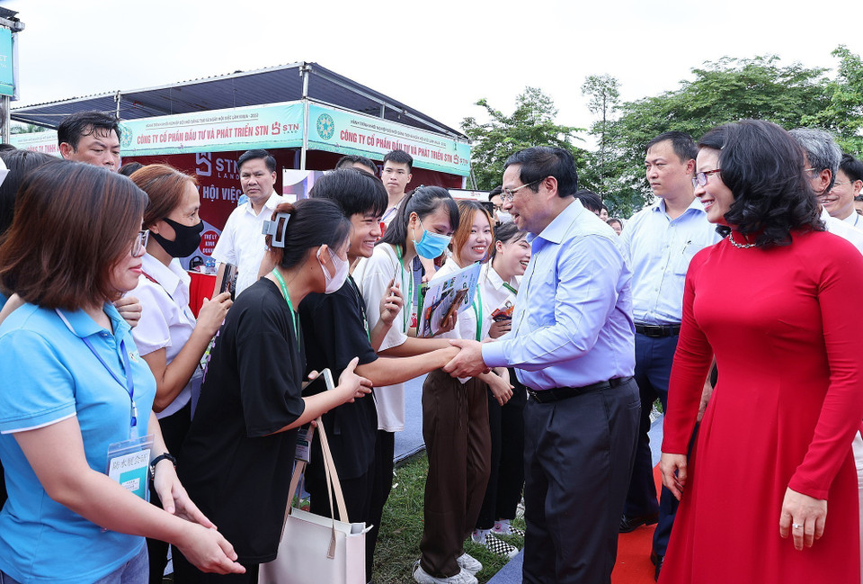 Thủ tướng Phạm Minh Chính với các sinh viên tham dự Chương trình hành trình khởi nghiệp đổi mới sáng tạo và Ngày hội việc làm VNUA-2022. (Ảnh: Dương Giang/TTXVN)