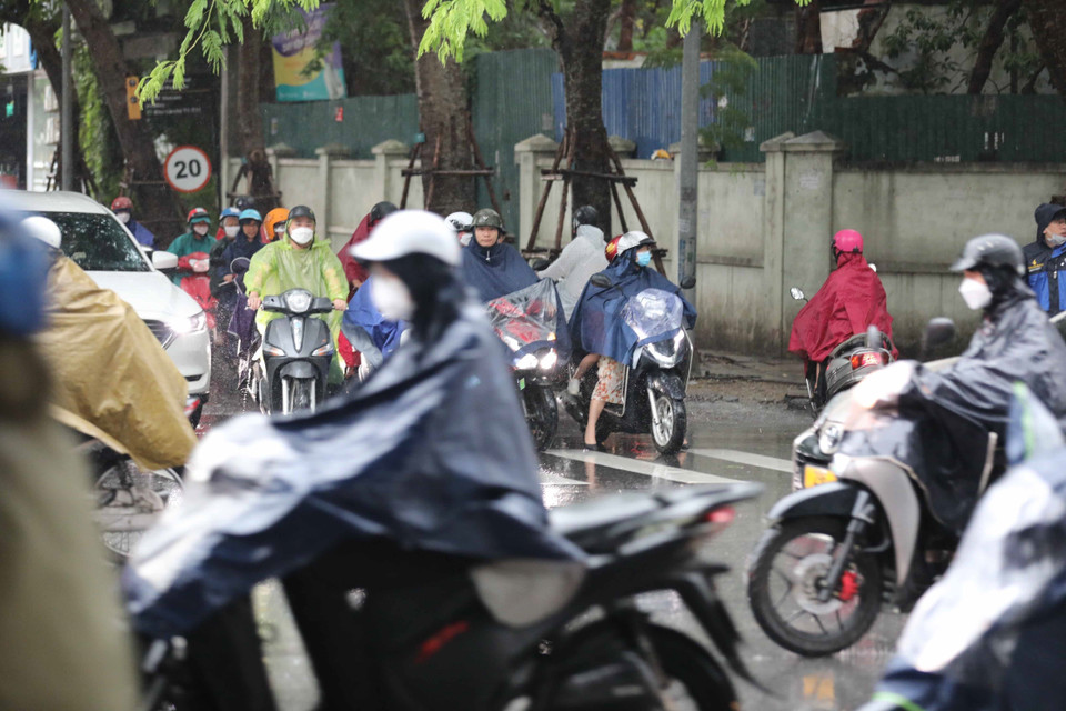 Áp thấp nhiệt đới đổ bộ vào đất liền các tỉnh từ Quảng Ninh đến Hải Phòng, trong đó có thủ đô Hà Nội. (Ảnh: Thanh Tùng/TTXVN)