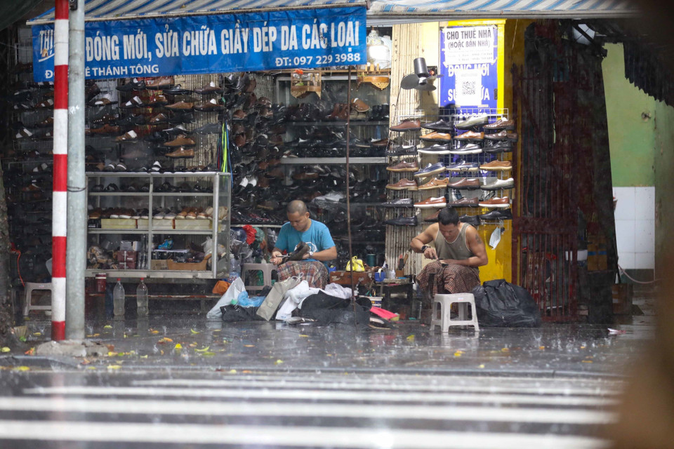 Hoạt động mưu sinh, buôn bán của người dân ít nhiều bị ảnh hưởng bởi mưa kéo dài. (Ảnh: Thanh Tùng/TTXVN)