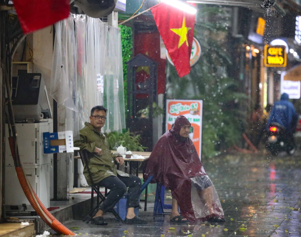 Hoạt động mưu sinh, buôn bán của người dân ít nhiều bị ảnh hưởng bởi mưa kéo dài. (Ảnh: Thanh Tùng/TTXVN)