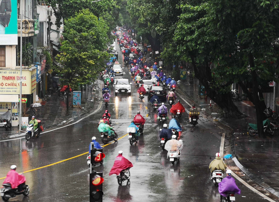 Phố Lò Đúc, quận Hai Bà Trưng không có hiện tượng ùn ứ vào đầu giờ sáng dù trời mưa. (Ảnh: Thanh Tùng/TTXVN)